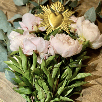 Bijou de bouquet « Cœur Sacré » — Pique décoratif en laiton pour bouquets et plantes