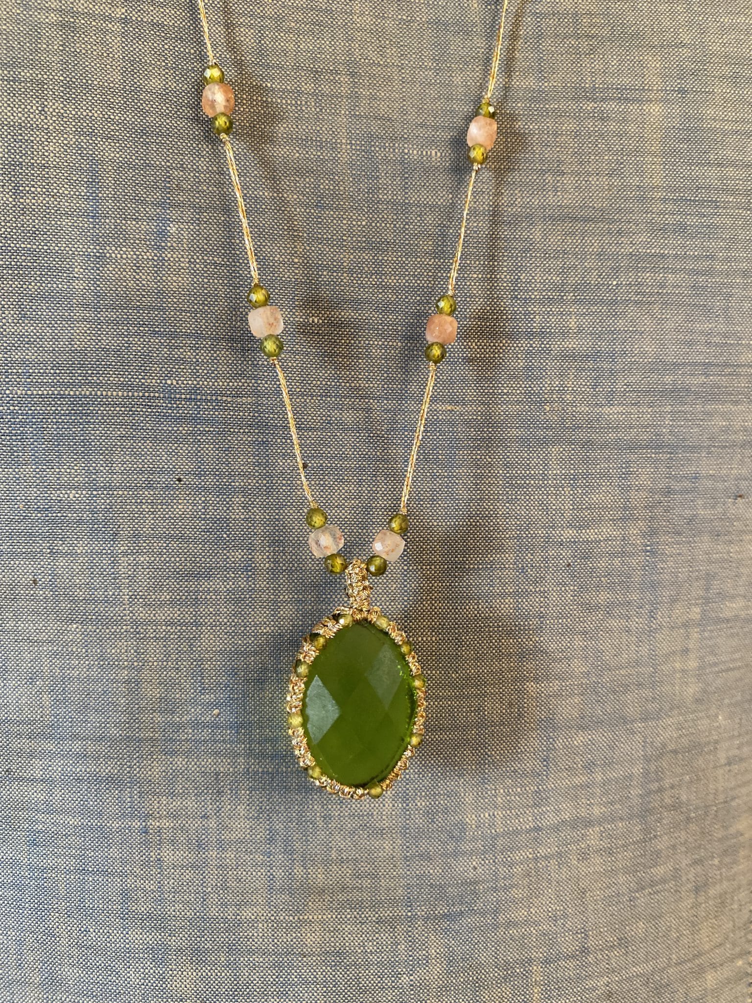 Sautoir bohème avec cabochon Oeil de Chat (vert) – Image 3