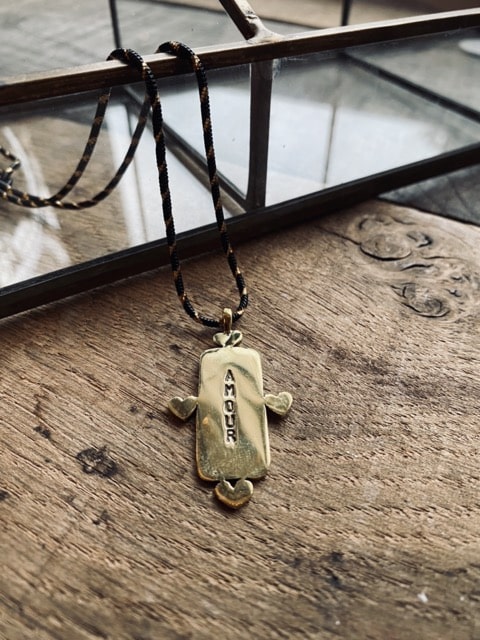 Médaille en laiton gravé - bord coeur - AMOUR