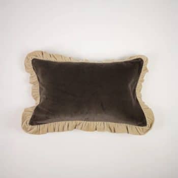 Coussin velours taupe et crème à volants (30X50)