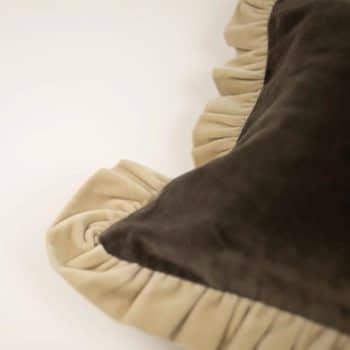 Coussin velours taupe et crème à volants (30X50)