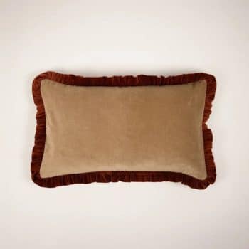Coussin velours beige et rouille à volants (30X50)