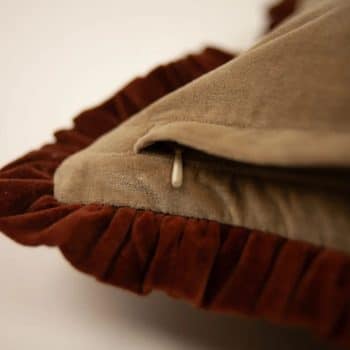 Coussin velours beige et rouille à volants (30X50)