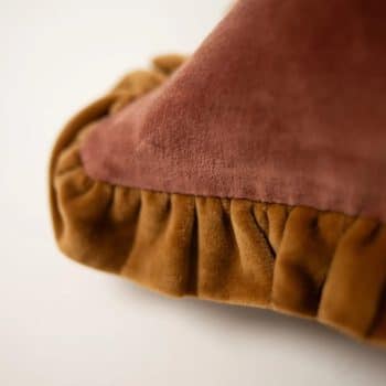 Coussin velours rouille et camel à volants (30X50)