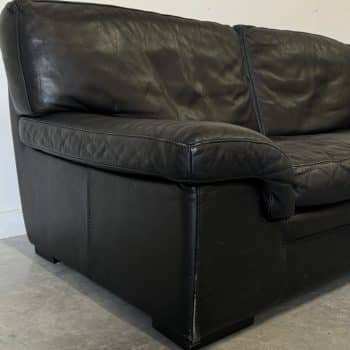 Canapé vintage Roche Bobois – modèle Soleil Noir – cuir noir patiné – 2 places