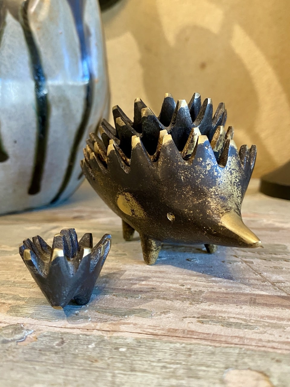 Cendrier / vide-poche hérisson gigogne en laiton, attribué à Walter Bosse, pour Hertha Baller, Autriche années 50 – Image 13