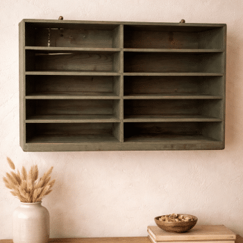 Étagère murale à casiers en bois patiné