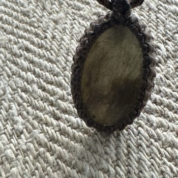 Sautoir talisman – Les Pierres Silencieuses