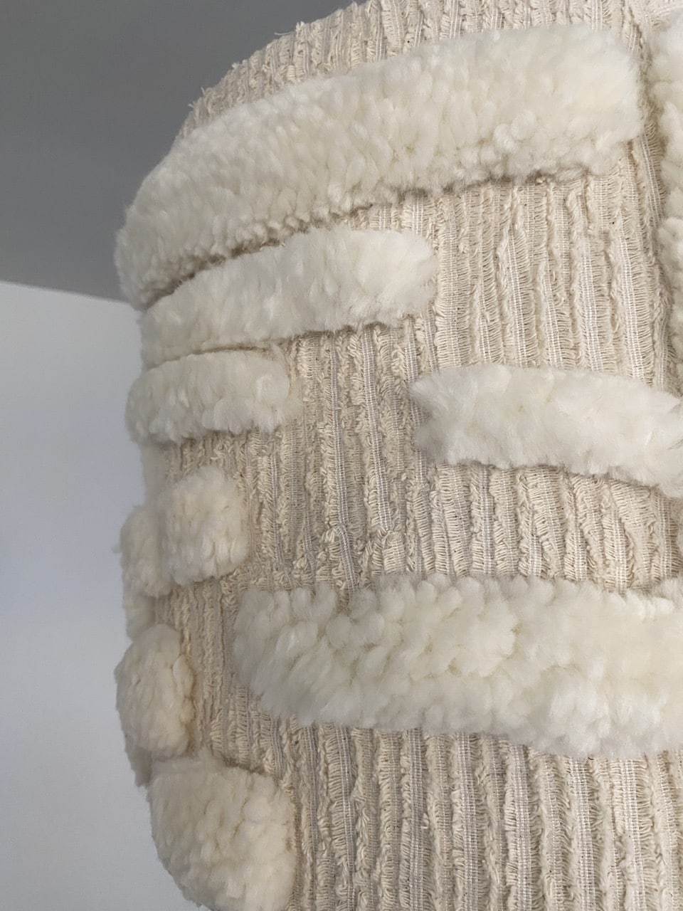 Abat-jour sculptural “Igloo” en laine tuftée – Image 4