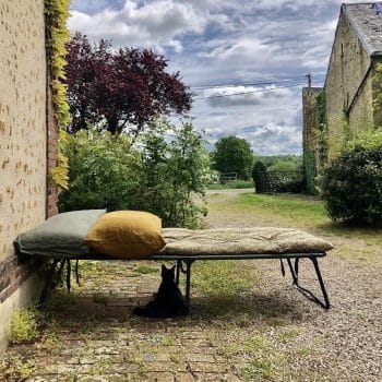 Lit de camp militaire vintage, Armée française, années 70 – Avec housse et matelas d’origine