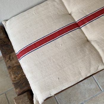 Matelas confectionné en ancien sac de chanvre — ligne rouge — 43 x 122 cm