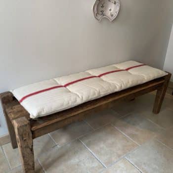 Matelas confectionné en ancien sac de chanvre — ligne rouge — 43 x 122 cm