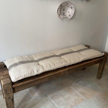 Matelas confectionné en ancien sac de chanvre — lignes noires — 42 x 117 cm