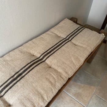 Matelas confectionné en ancien sac de chanvre — lignes noires — 42 x 117 cm