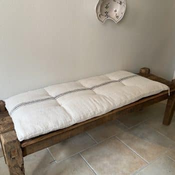 Matelas confectionné en ancien sac de chanvre — lignes noires — 45 x 107 cm