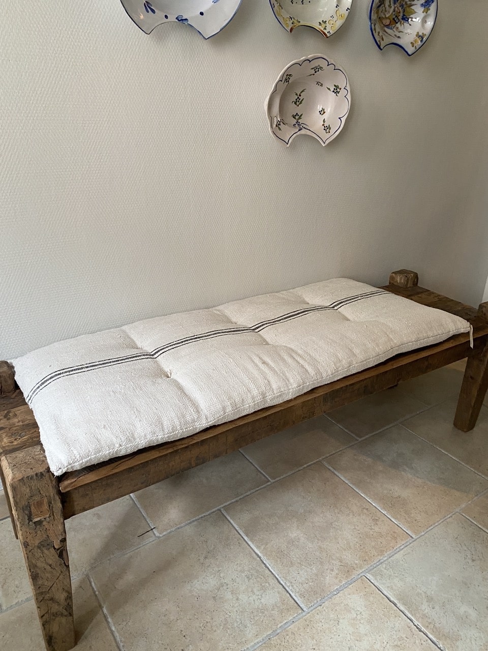 Matelas confectionné en ancien sac de chanvre — lignes noires — 45 x 107 cm