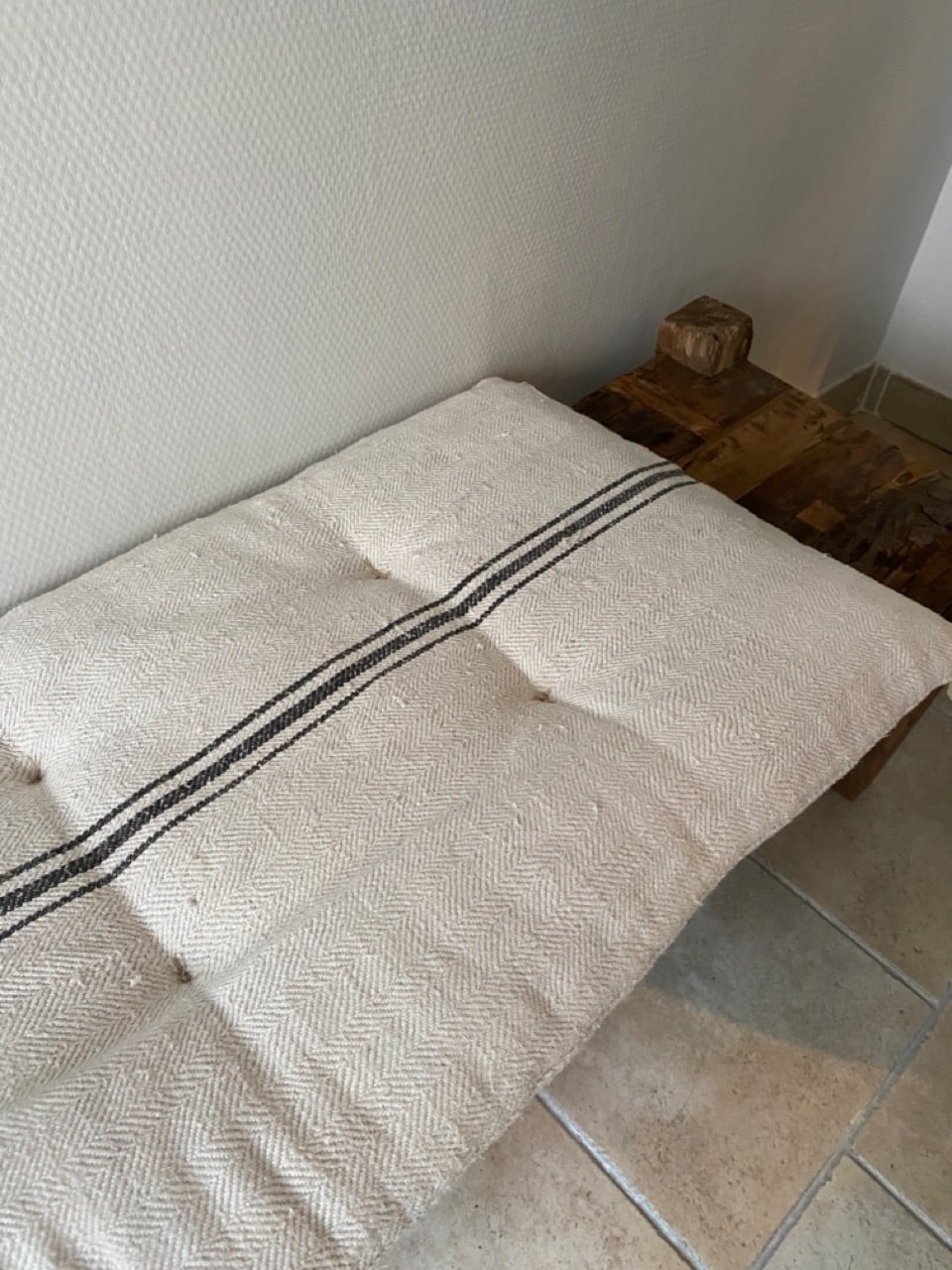 Matelas confectionné en ancien sac de chanvre — lignes noires — 45 x 107 cm – Image 3