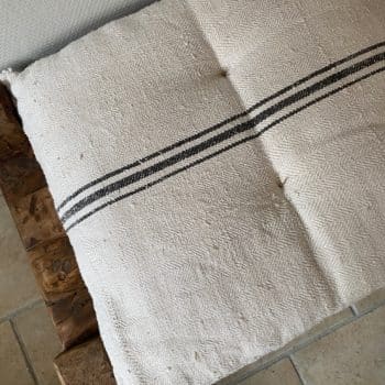 Matelas confectionné en ancien sac de chanvre — lignes noires — 45 x 107 cm