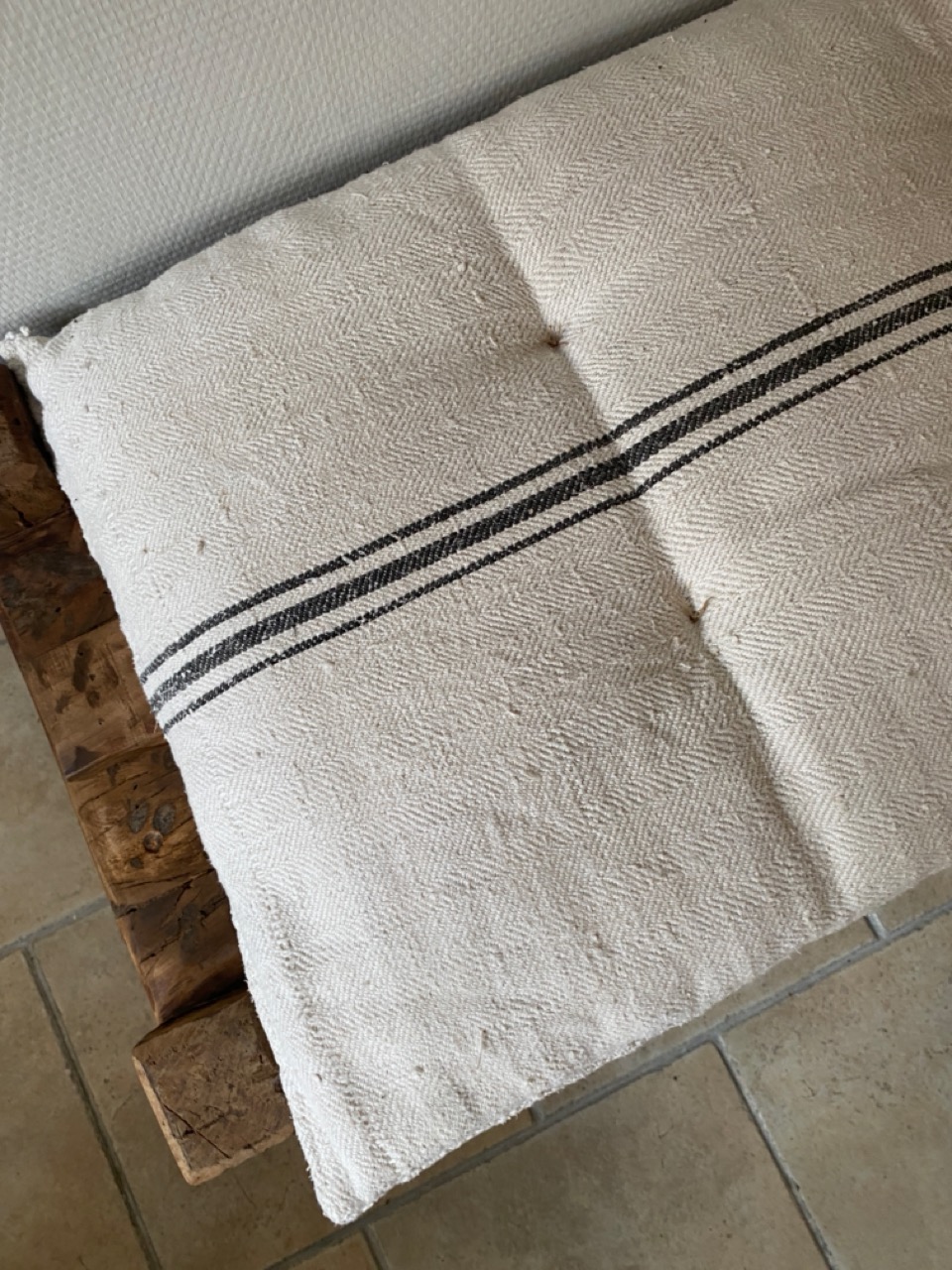Matelas confectionné en ancien sac de chanvre — lignes noires — 45 x 107 cm – Image 2