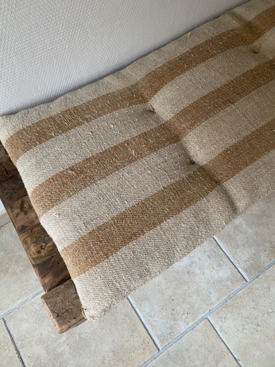 Matelas confectionné en ancien sac de chanvre — lignes marron — 45 x 126 cm – Image 3