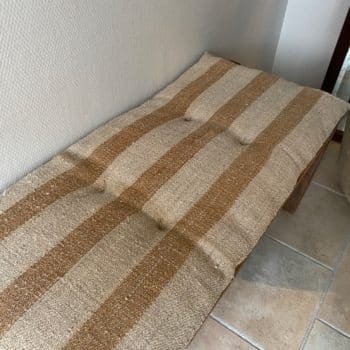 Matelas confectionné en ancien sac de chanvre — lignes marron — 45 x 126 cm