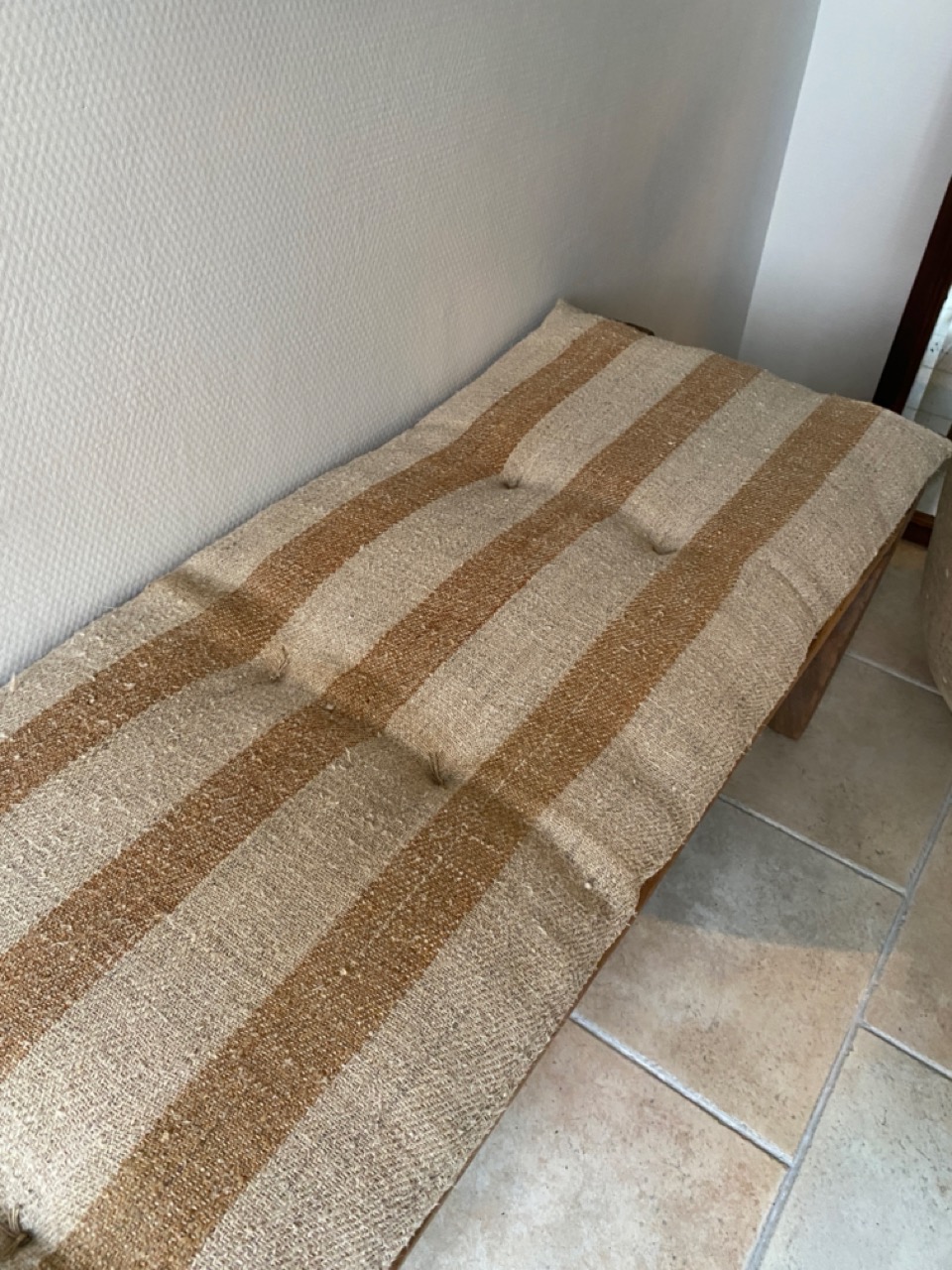 Matelas confectionné en ancien sac de chanvre — lignes marron — 45 x 126 cm – Image 2