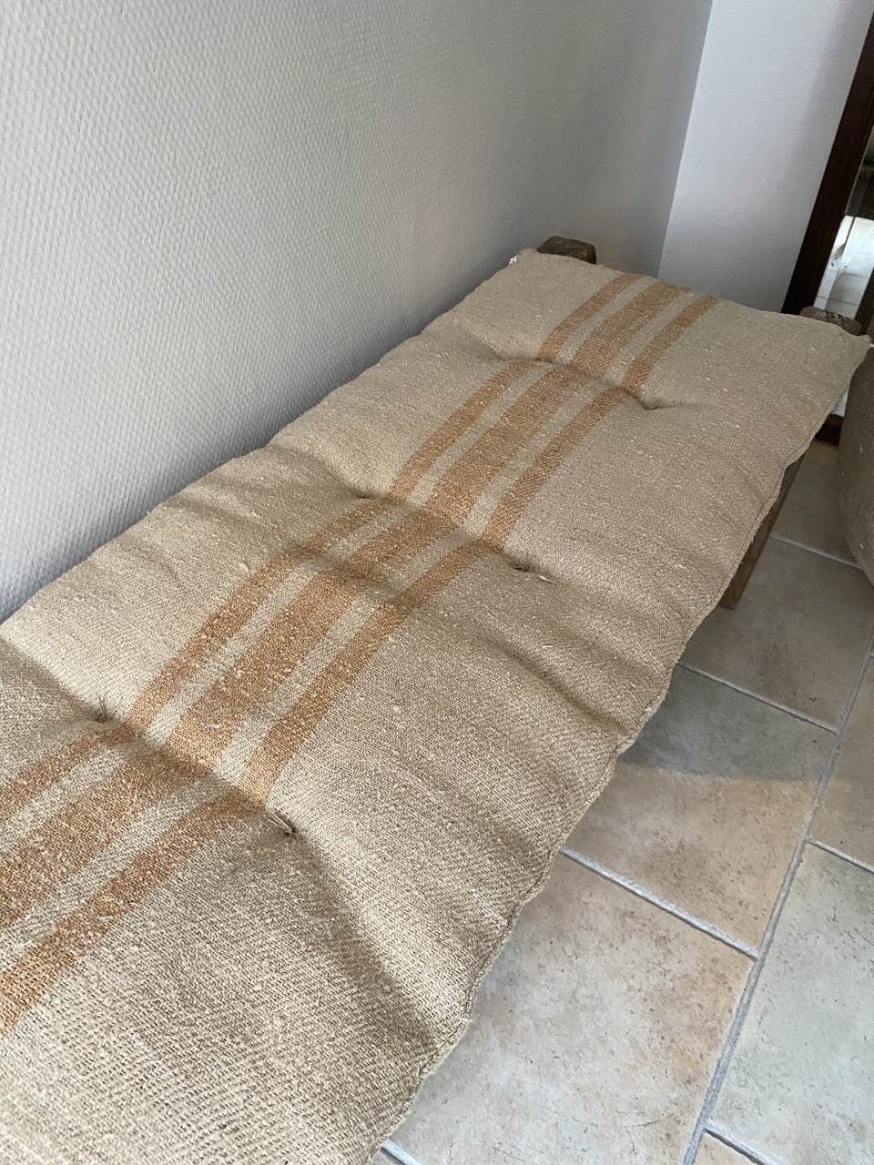 Matelas confectionné en ancien sac de chanvre — lignes marron — 47 x 137 cm – Image 3
