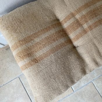 Matelas confectionné en ancien sac de chanvre — lignes marron — 47 x 137 cm