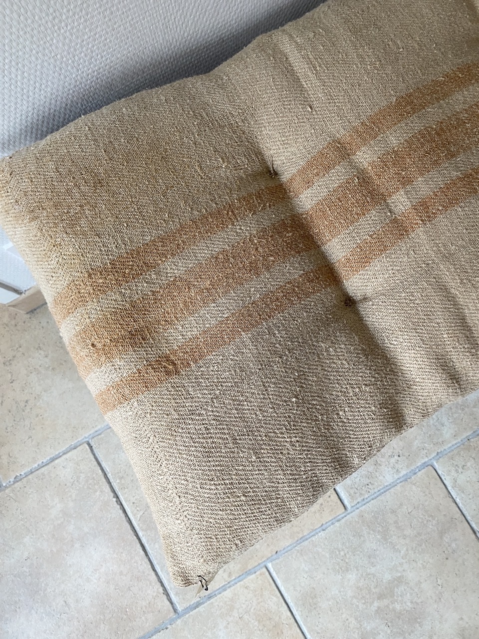 Matelas confectionné en ancien sac de chanvre — lignes marron — 47 x 137 cm