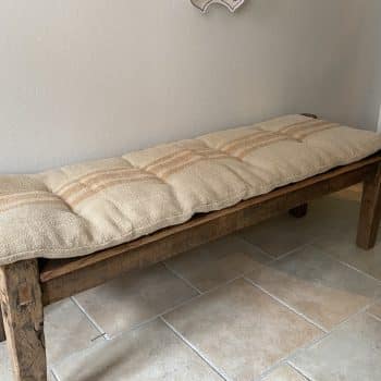 Matelas confectionné en ancien sac de chanvre — lignes marron — 47 x 137 cm