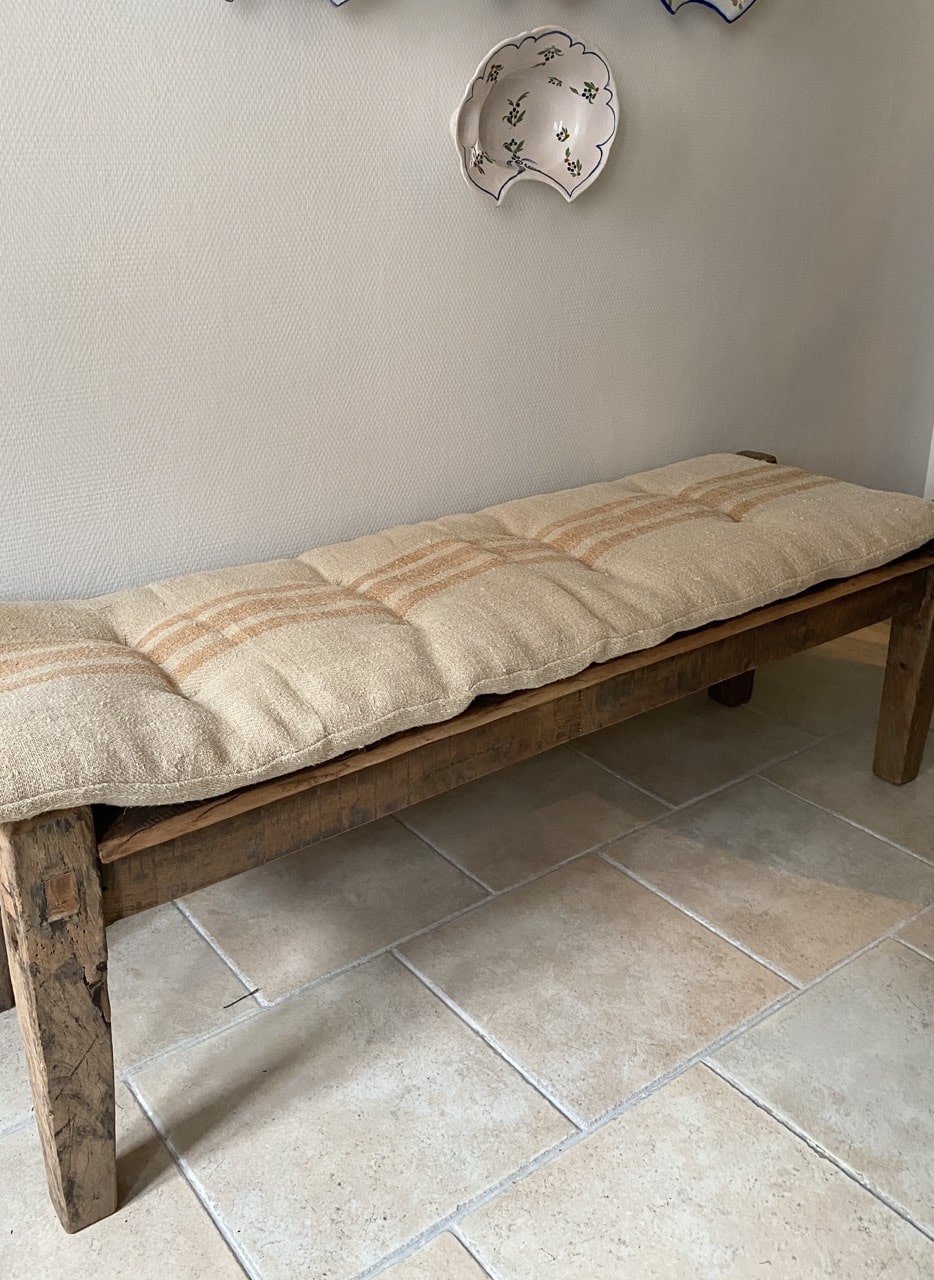 Matelas confectionné en ancien sac de chanvre — lignes marron — 47 x 137 cm – Image 2
