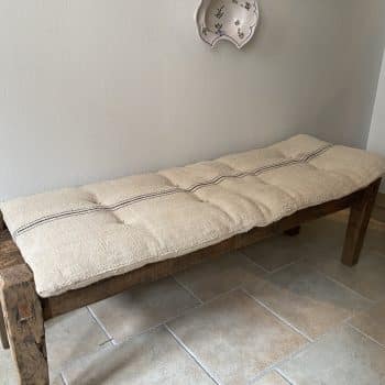 Matelas confectionné en ancien sac de chanvre — lignes noires — 48 x 131 cm