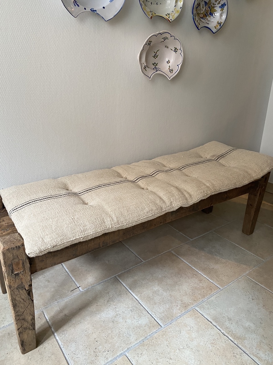 Matelas confectionné en ancien sac de chanvre — lignes noires — 48 x 131 cm