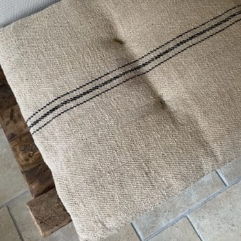 Matelas confectionné en ancien sac de chanvre — lignes noires — 48 x 131 cm