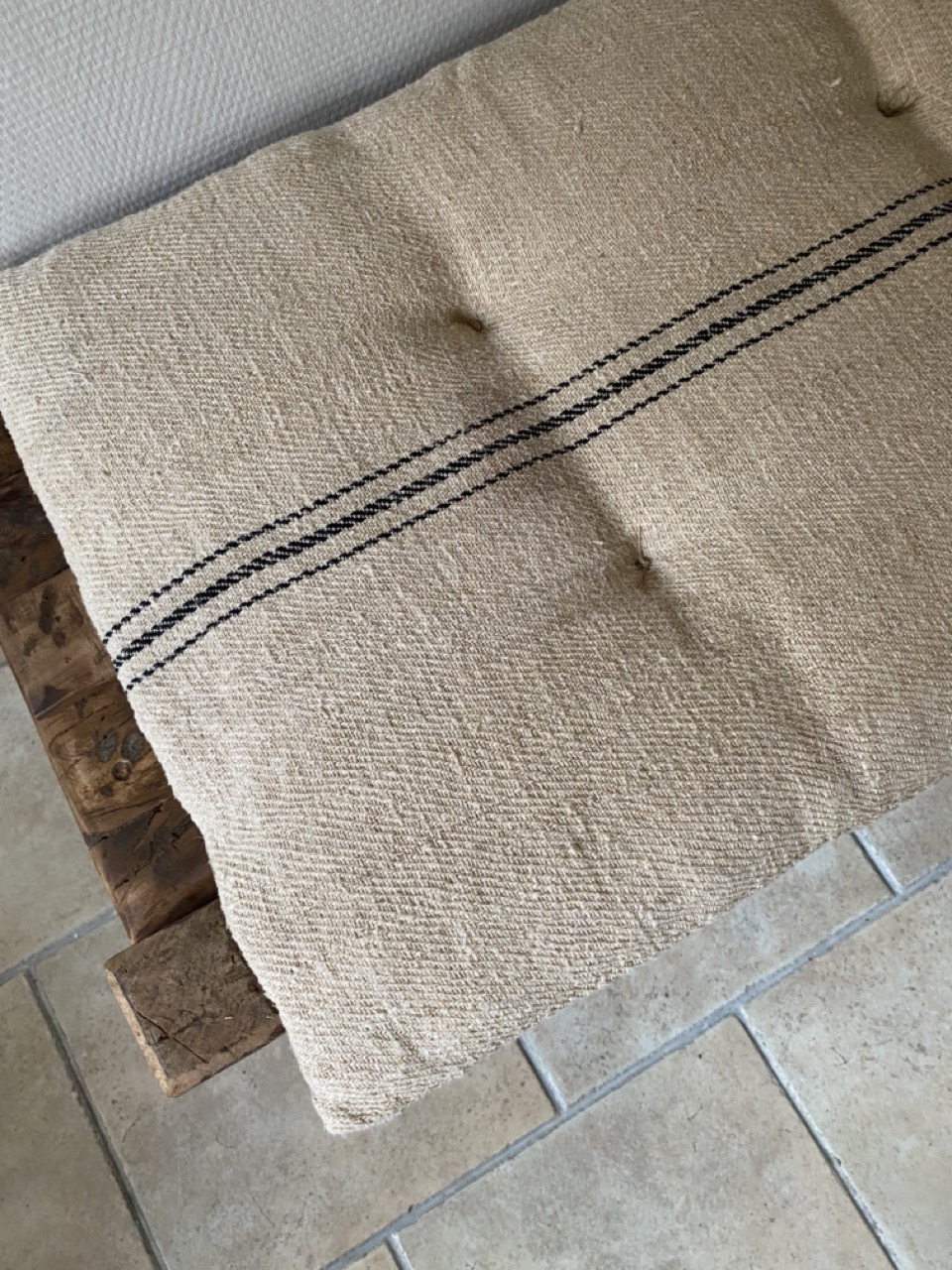 Matelas confectionné en ancien sac de chanvre — lignes noires — 48 x 131 cm – Image 2