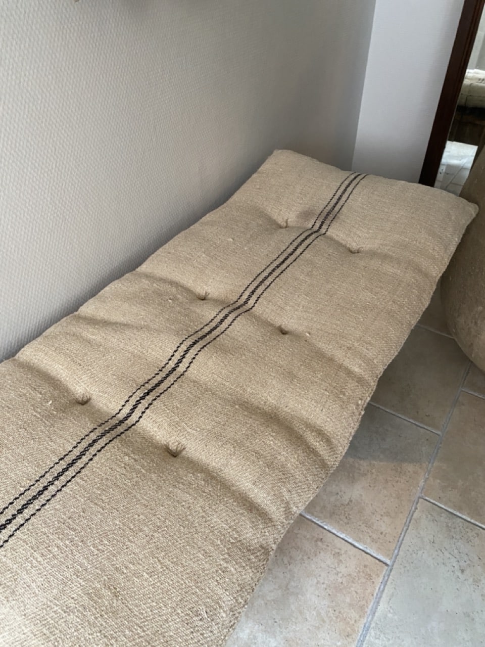 Matelas confectionné en ancien sac de chanvre — lignes noires — 48 x 131 cm – Image 3