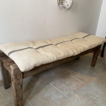 Matelas confectionné en ancien sac de chanvre — lignes noires — 50 x 133 cm