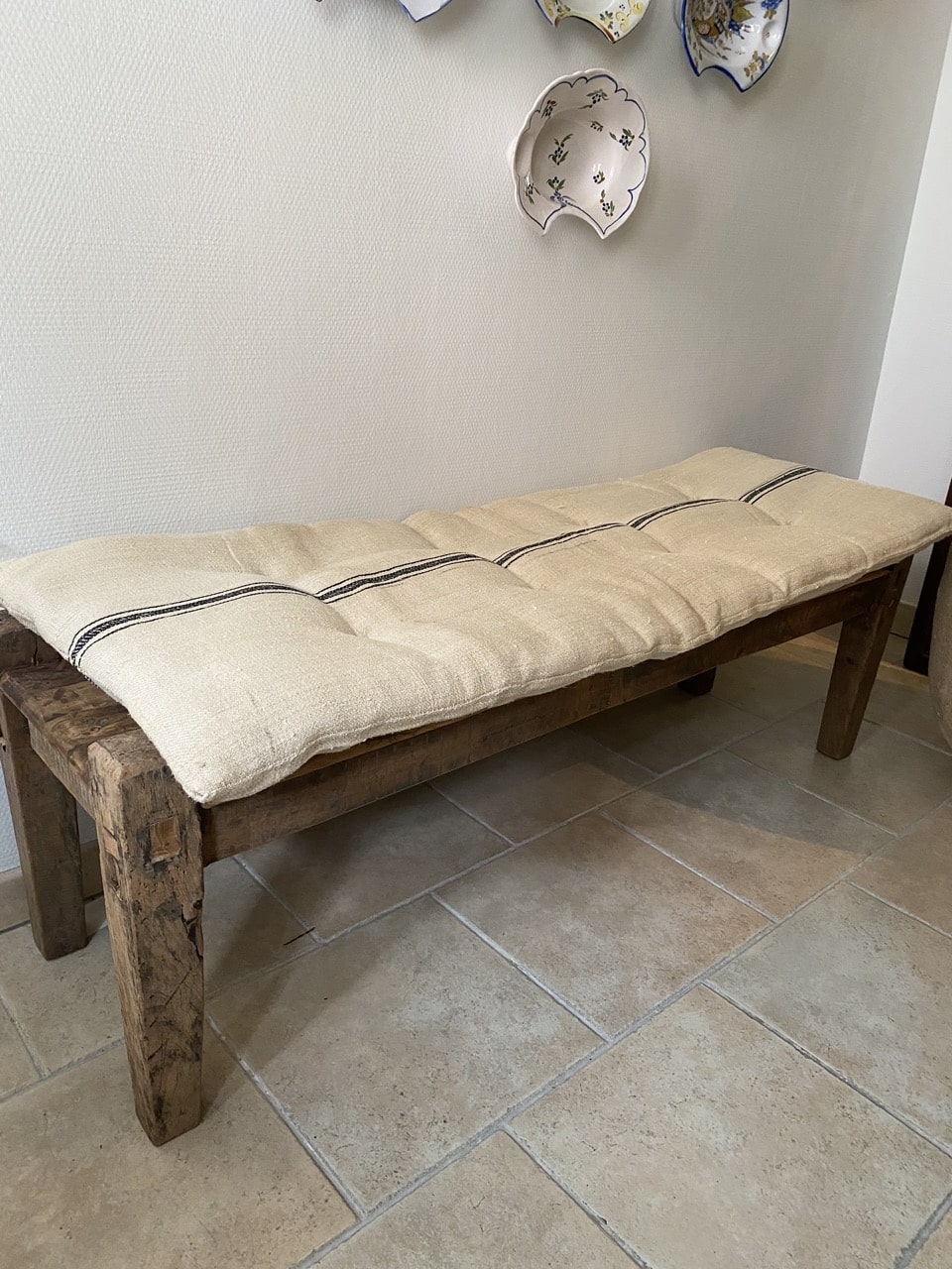 Matelas confectionné en ancien sac de chanvre — lignes noires — 50 x 133 cm