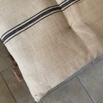 Matelas confectionné en ancien sac de chanvre — lignes noires — 50 x 133 cm
