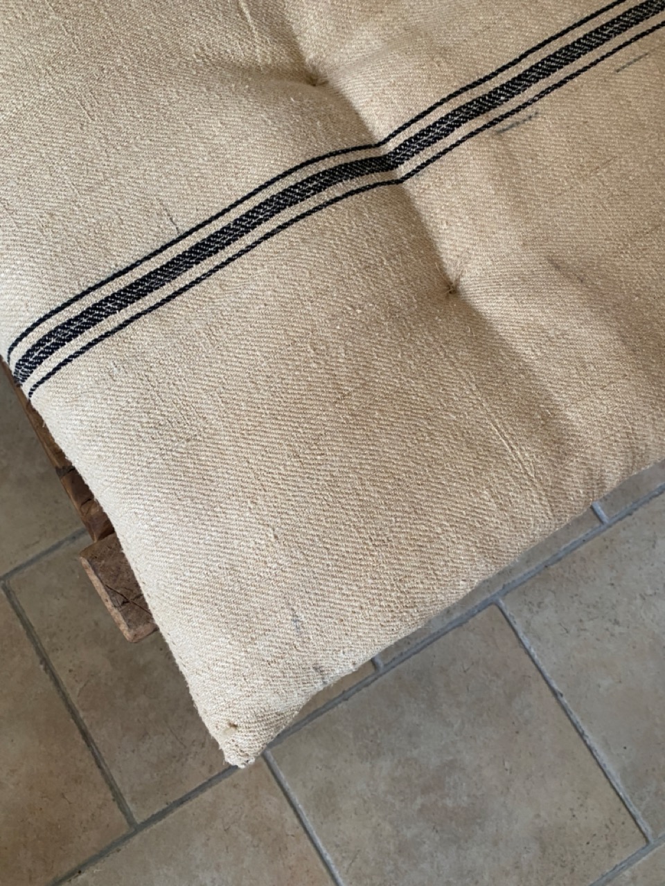 Matelas confectionné en ancien sac de chanvre — lignes noires — 50 x 133 cm – Image 2