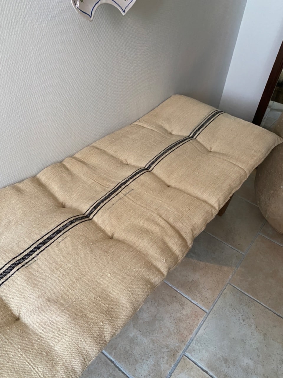 Matelas confectionné en ancien sac de chanvre — lignes noires — 50 x 133 cm – Image 3