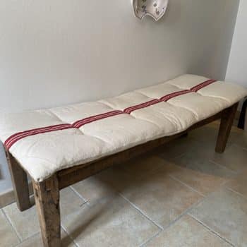 Matelas confectionné en ancien sac de chanvre — lignes rouges — 50 x 132 cm