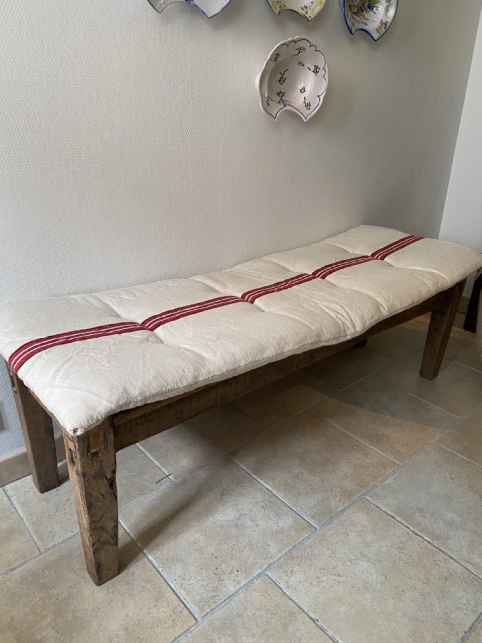 Matelas confectionné en ancien sac de chanvre — lignes rouges — 50 x 132 cm – Image 2