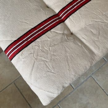 Matelas confectionné en ancien sac de chanvre — lignes rouges — 50 x 132 cm