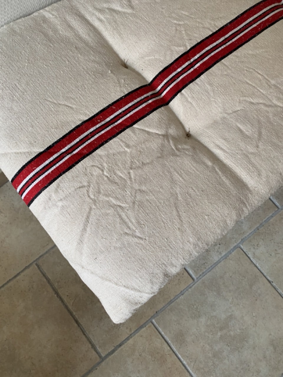 Matelas confectionné en ancien sac de chanvre — lignes rouges — 50 x 132 cm