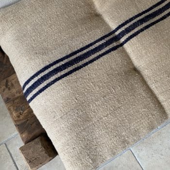 Matelas confectionné en ancien sac de chanvre — lignes noires — 51 x 121 cm