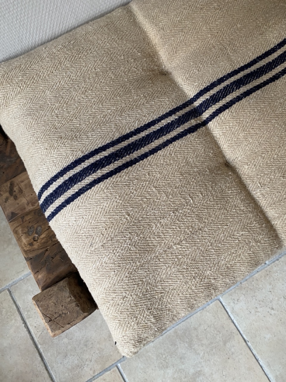 Matelas confectionné en ancien sac de chanvre — lignes noires — 51 x 121 cm