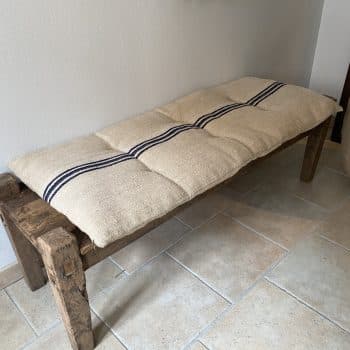 Matelas confectionné en ancien sac de chanvre — lignes noires — 51 x 121 cm