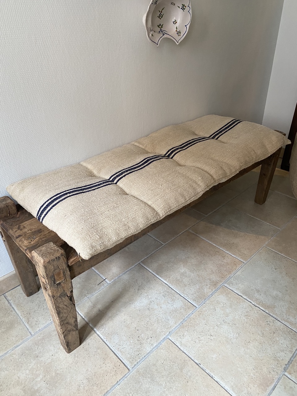 Matelas confectionné en ancien sac de chanvre — lignes noires — 51 x 121 cm – Image 2