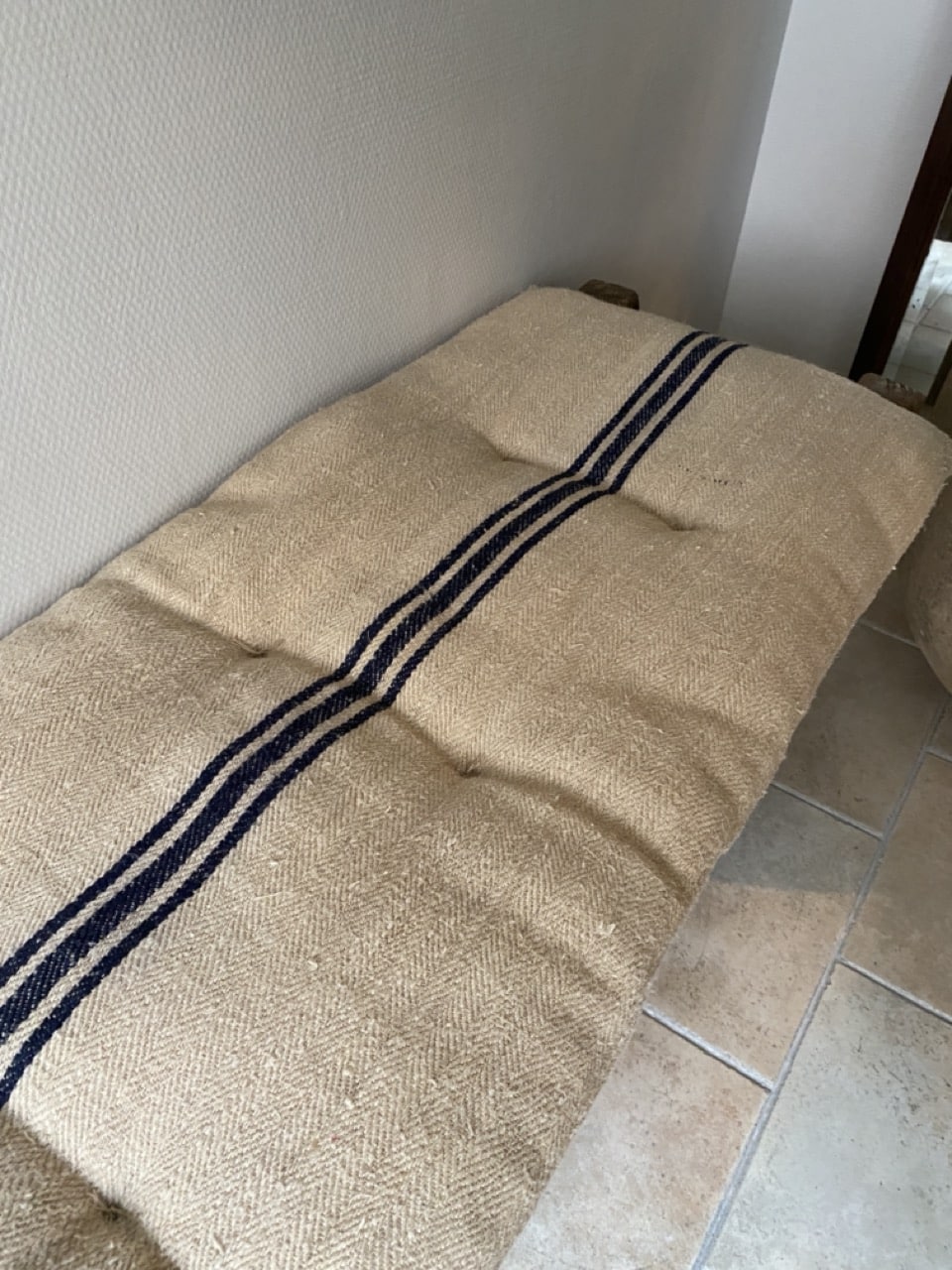 Matelas confectionné en ancien sac de chanvre — lignes noires — 51 x 121 cm – Image 3